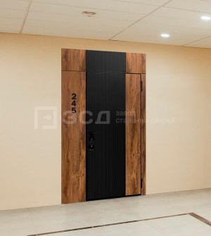 Элитная металлическая входная дверь в квартиру - фото